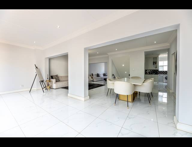 3 BEDROOM TOWNHOUSE FOR SALE IN BRYANSTON